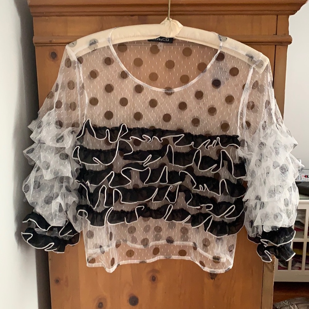 CQbyCQ BLACK & WHITE RUFFLED TOP SIZE SMALL